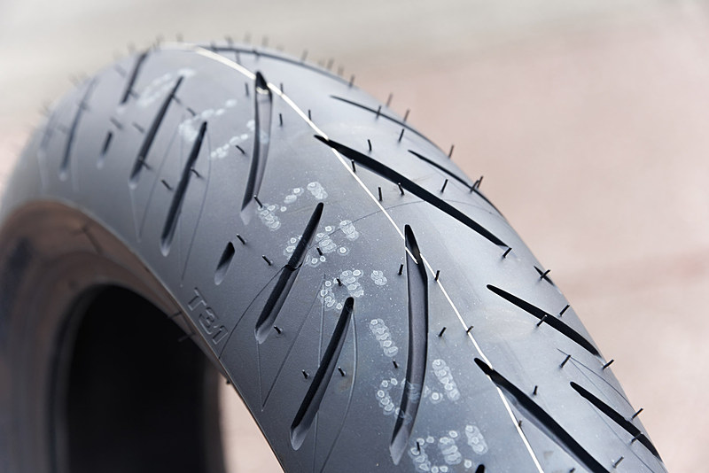 T31のフロント（左）とリア（右）のトレッド。コンパウンドのシリカの均一性を高めた