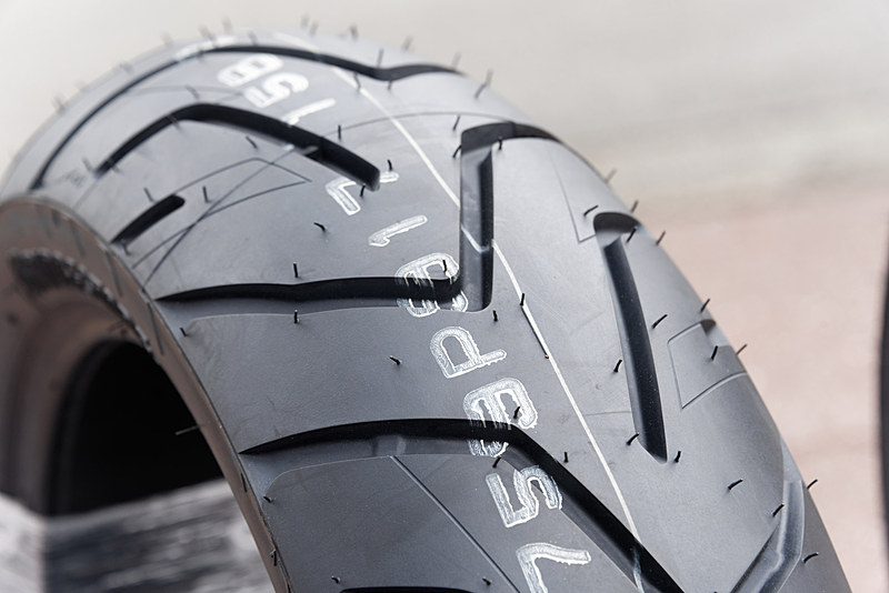 A41のフロント（左）およびリア（右）のトレッド。ウェットグリップがさらに高まった