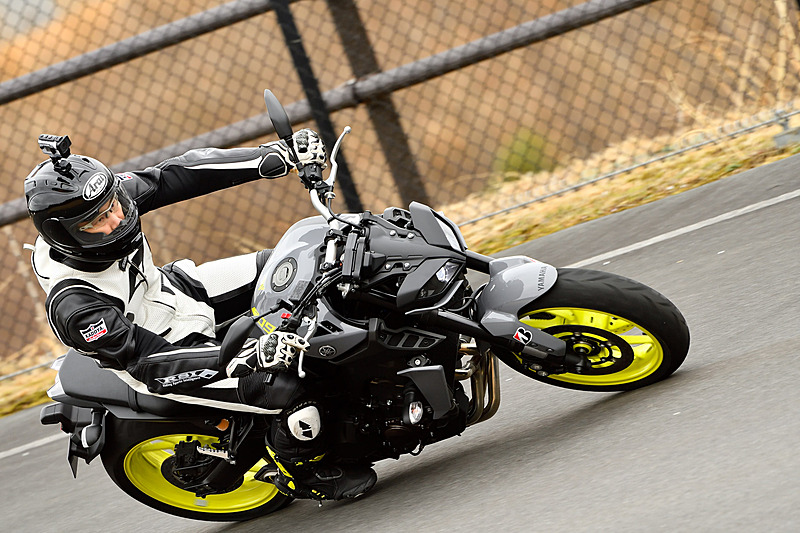 湿った路面でも全く不安なくクリアしていける