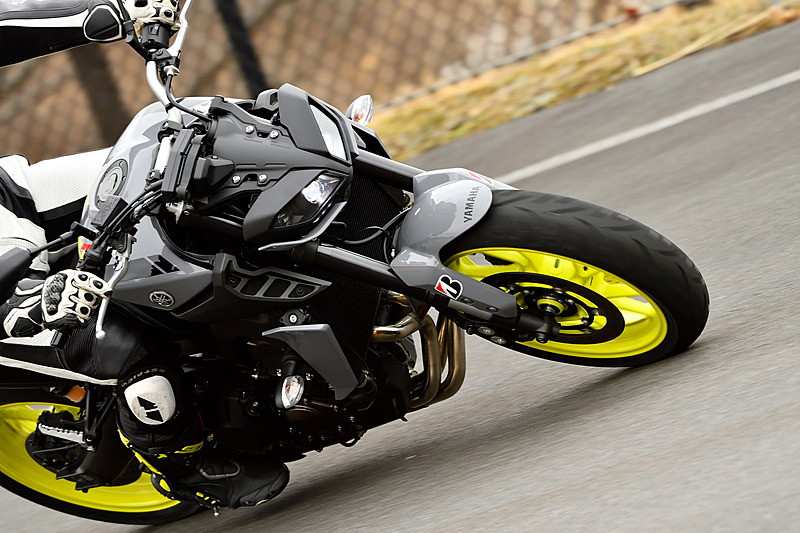 湿った路面でも全く不安なくクリアしていける