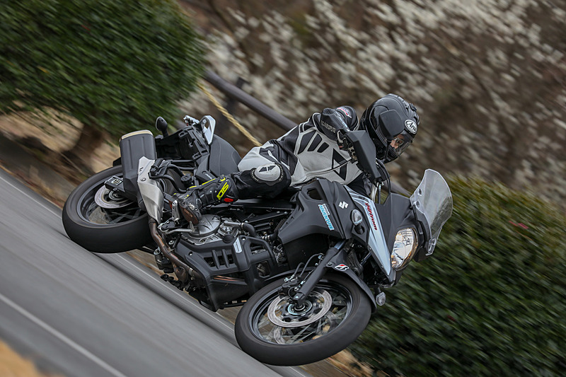 A40での走行。直進安定性は高く、コーナーもきれいに決まるが……