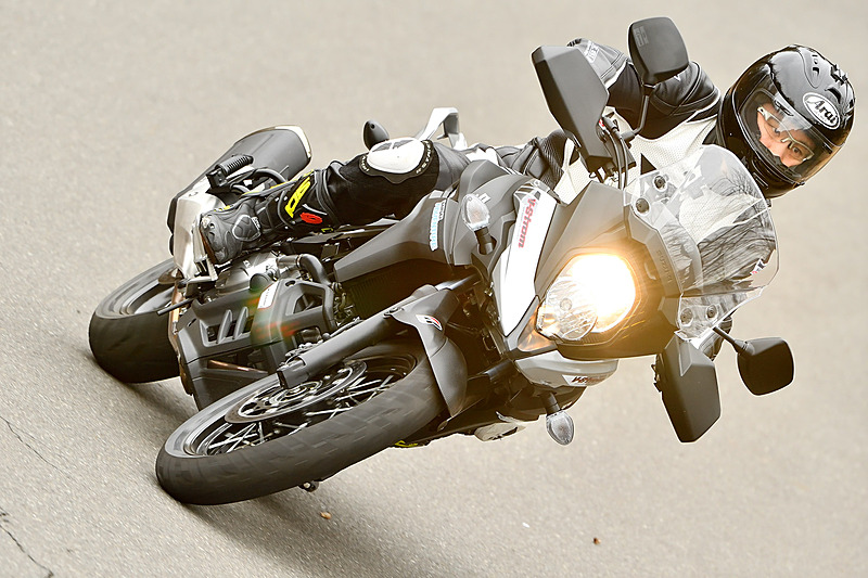 絶対的な安心度はA41の方が高い。が、性能向上のおかげでバイクが重く感じる場面があるのが気になるかもしれない