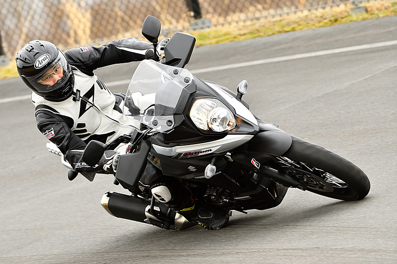 絶対的な安心度はA41の方が高い。が、性能向上のおかげでバイクが重く感じる場面があるのが気になるかもしれない