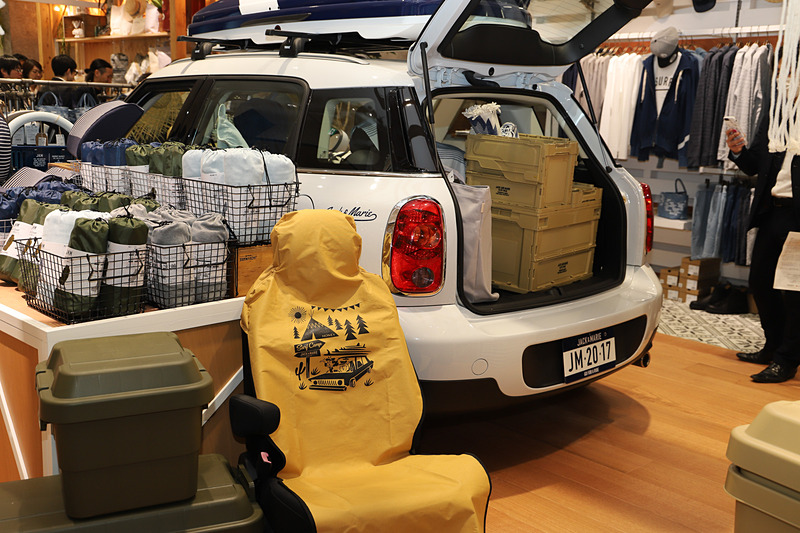 店舗にはBMW「MINI」が置かれ、クルマを通じたライフスタイルをよりイメージしやすくなっている