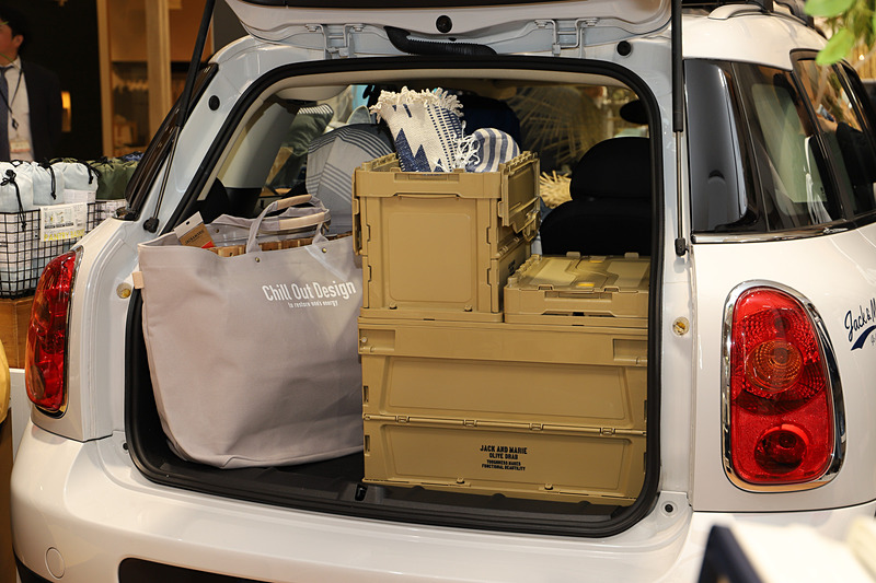 店舗にはBMW「MINI」が置かれ、クルマを通じたライフスタイルをよりイメージしやすくなっている