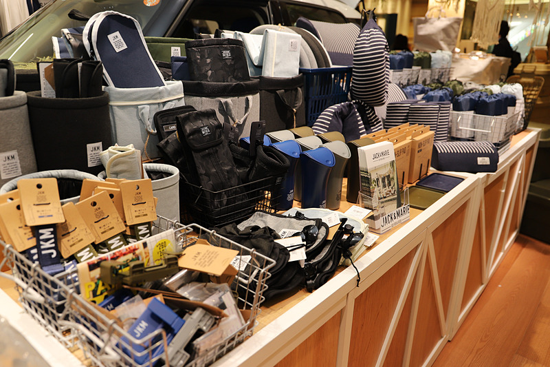クルマのまわりにはカー用品やバッグ類などの収納用品を陳列