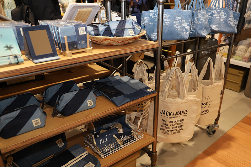 クルマのまわりにはカー用品やバッグ類などの収納用品を陳列