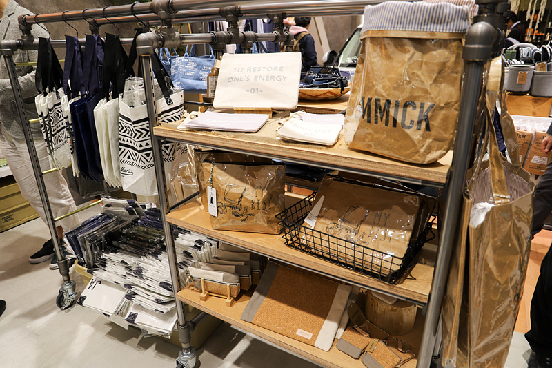 クルマのまわりにはカー用品やバッグ類などの収納用品を陳列