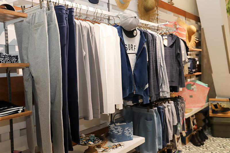 クルマから少し離れたところにはアパレルやリネン類などナチュラルなイメージの商品のほか、アクティブなイメージを想起させるサーフボードを展示