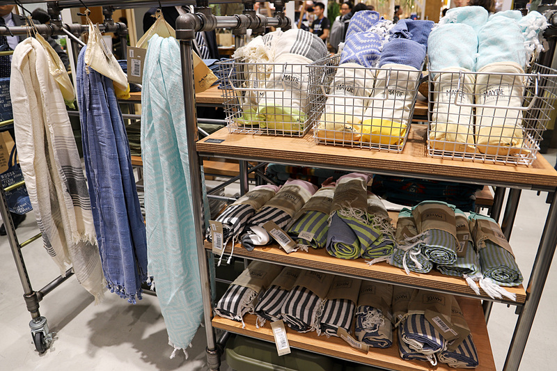 クルマから少し離れたところにはアパレルやリネン類などナチュラルなイメージの商品のほか、アクティブなイメージを想起させるサーフボードを展示