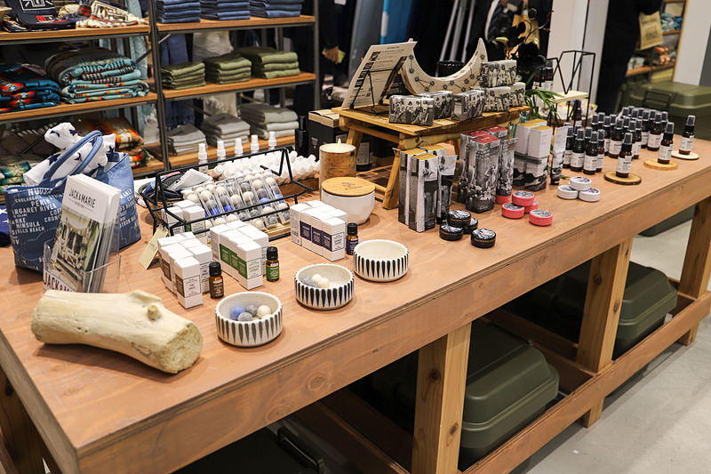 クルマの中を楽しく過ごすためだけでなく、日常から使えるフレグランスなども充実