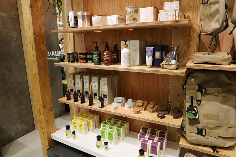 クルマの中を楽しく過ごすためだけでなく、日常から使えるフレグランスなども充実