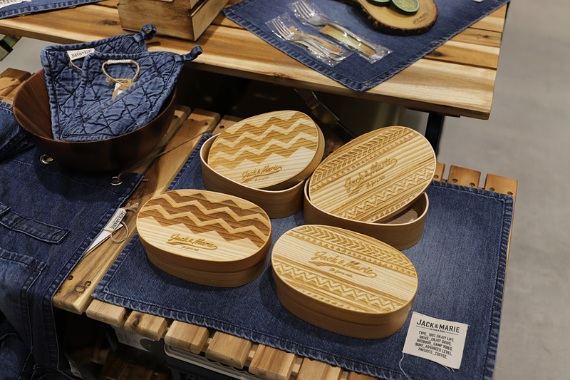 ギャザリングを楽しんでいるシーンの提案として、カトラリー類の商品を展開