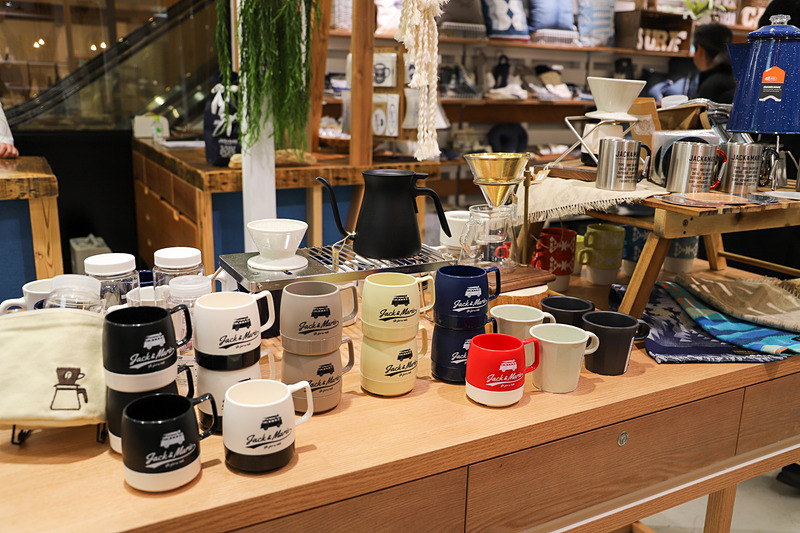 ギャザリングを楽しんでいるシーンの提案として、カトラリー類の商品を展開