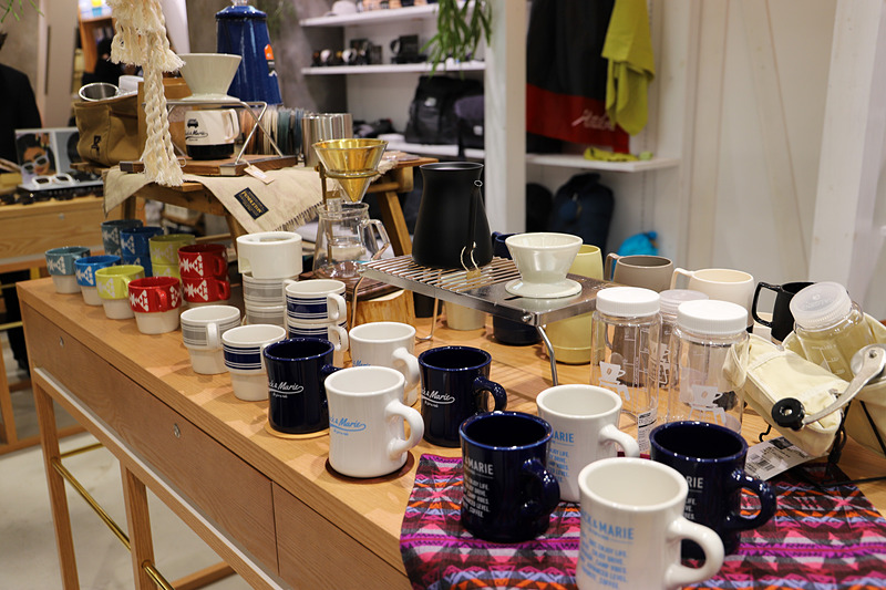 ギャザリングを楽しんでいるシーンの提案として、カトラリー類の商品を展開