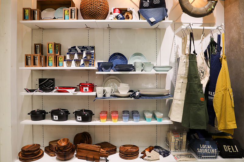 ギャザリングを楽しんでいるシーンの提案として、カトラリー類の商品を展開