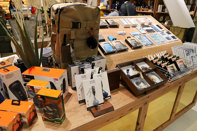 アウトドアでも使えるガジェットやスマートフォンケース、バックパック類もある