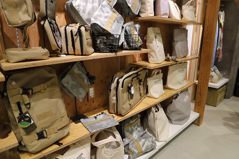 アウトドアでも使えるガジェットやスマートフォンケース、バックパック類もある