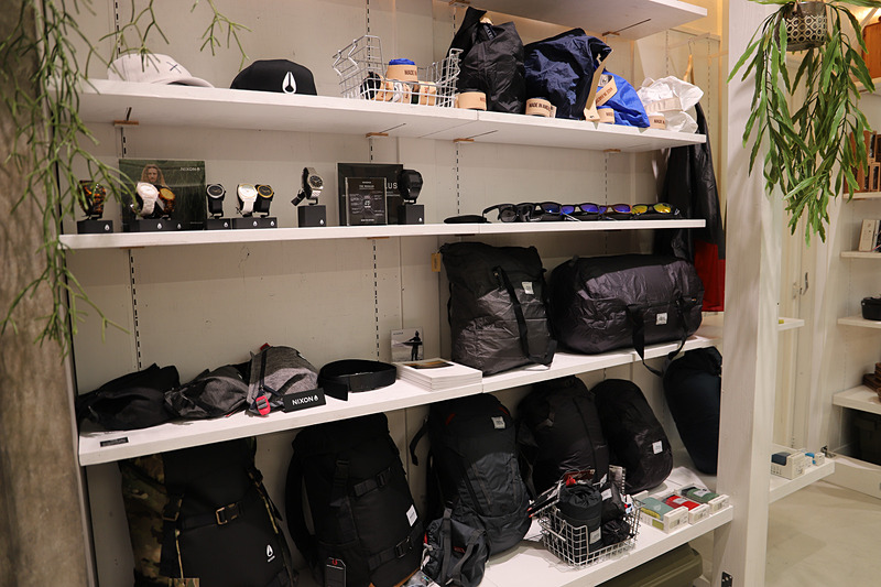 アウトドアでも使えるガジェットやスマートフォンケース、バックパック類もある