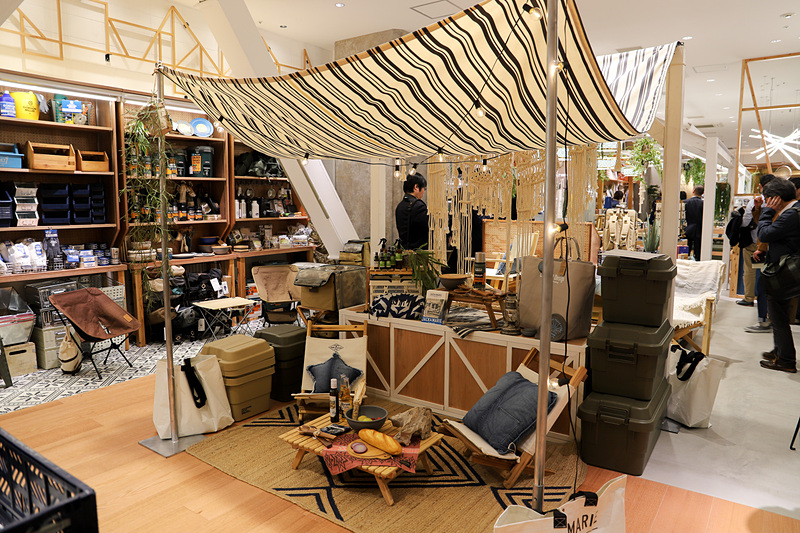 サイトでカフェスタイルを楽しんでいるシーンは、キャンプへ行ったときに家の中のインテリアを外でも楽しむようなイメージ