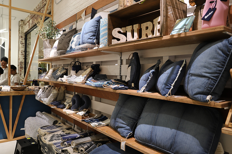 家で使っているようなランチョンマットやクッション、グッズ類を陳列