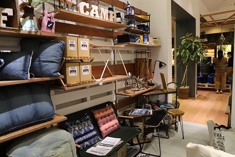 家で使っているようなランチョンマットやクッション、グッズ類を陳列