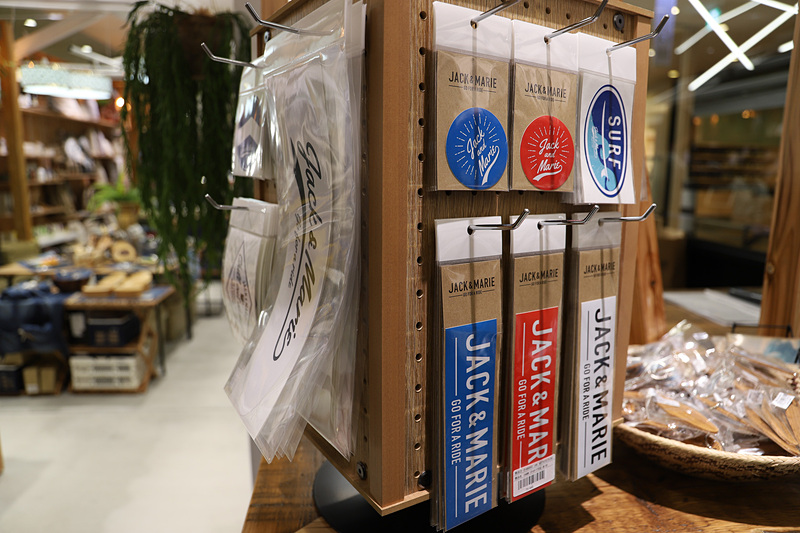 レジのまわりにはステッカーやキーホルダーなどの小物類を陳列