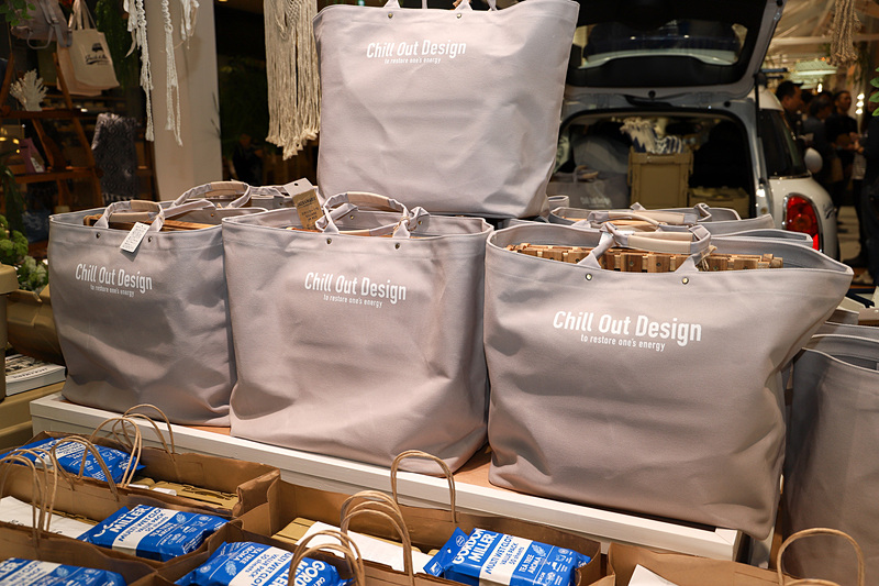 オープン記念として販売されるハッピーバッグ。税別1万円のバッグには2万円相当の商品が、税別5000円のバッグには1万円相当のアイテムが入っている