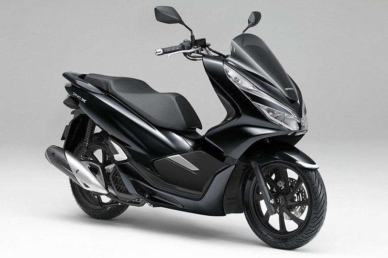 「ポセイドンブラックメタリック」のPCX