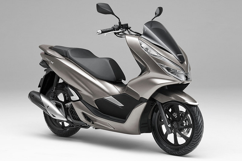 「ブライトブロンズメタリック」のPCX