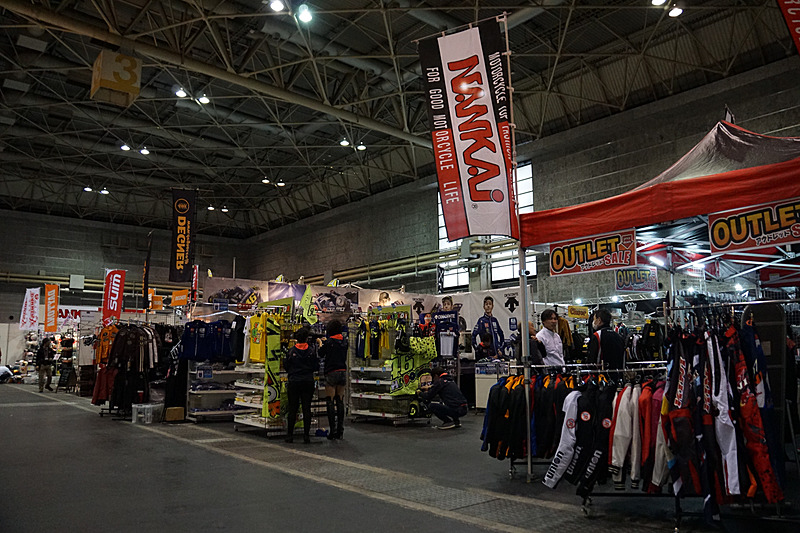 ウェアやグッズなどの販売も