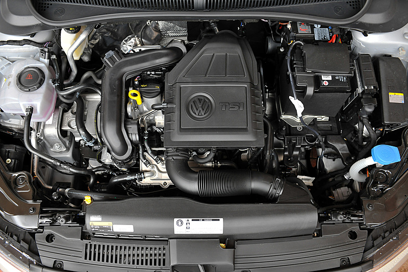 新型ポロが搭載する直列3気筒DOHC 1.0リッターターボエンジンでは最高出力70kW（95PS）/5000-5500rpm、最大トルク175Nm（17.9kgm）/2000-3500rpmを発生。JC08モード燃費については、先代の直列4気筒1.2リッターターボエンジン（90PS/160Nm）搭載モデルが22.2km/Lだったのに対して19.1km/Lとなっているが、実用レベルでは先代と遜色ない燃費値になると説明が行なわれている