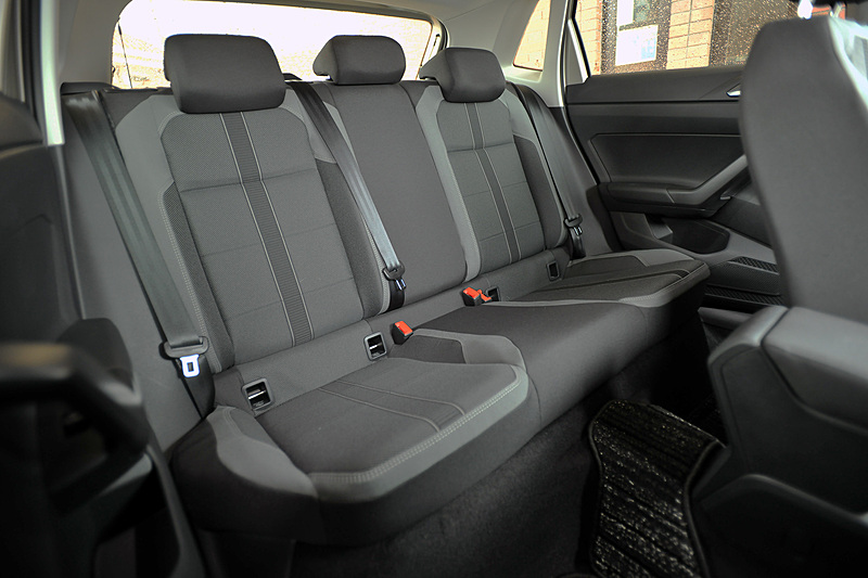 先代からホイールベースが伸びたことで特に後部座席の快適性や乗降性が向上した新型ポロ。Highlineでは前席にスポーツコンフォートシートが奢られる