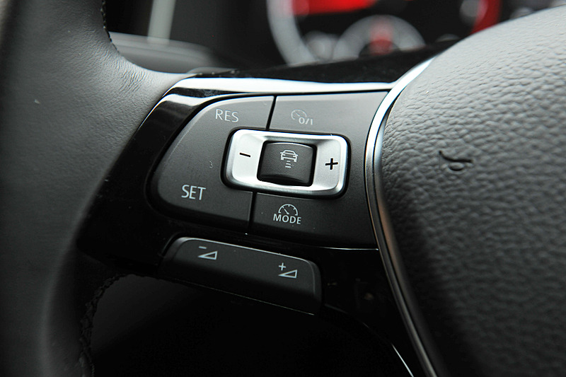 Highlineでは全車速追従機能付のACC（アダプティブクルーズコントロール）を標準装備。レザーマルチファンクションステアリングホイール（オーディオコントロール機能付）に備わるスイッチで設定が行なえる