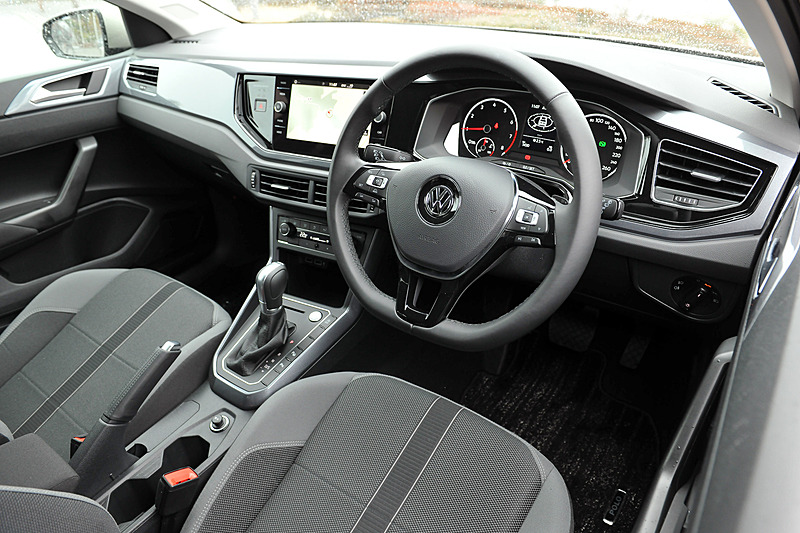 インパネまわりのデザインは、これまでの垂直基調から水平基調にスイッチ。デジタル接続されたディスプレイと操作パネルを可能な限り高い位置に配置するデザインが採用される