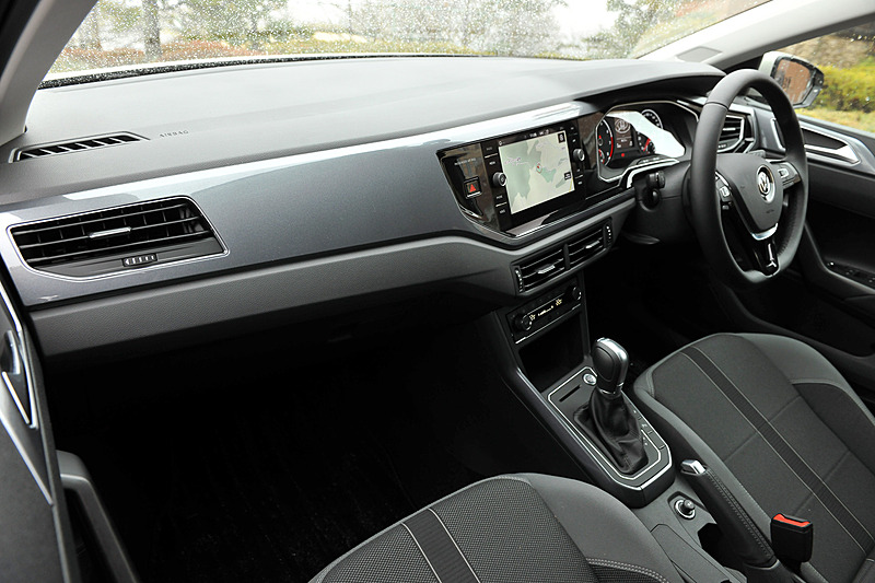 インパネまわりのデザインは、これまでの垂直基調から水平基調にスイッチ。デジタル接続されたディスプレイと操作パネルを可能な限り高い位置に配置するデザインが採用される