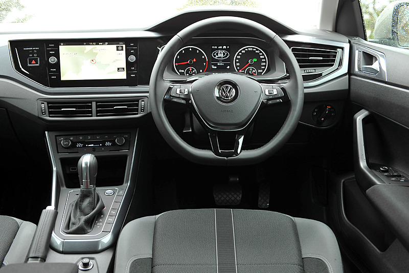 インパネまわりのデザインは、これまでの垂直基調から水平基調にスイッチ。デジタル接続されたディスプレイと操作パネルを可能な限り高い位置に配置するデザインが採用される