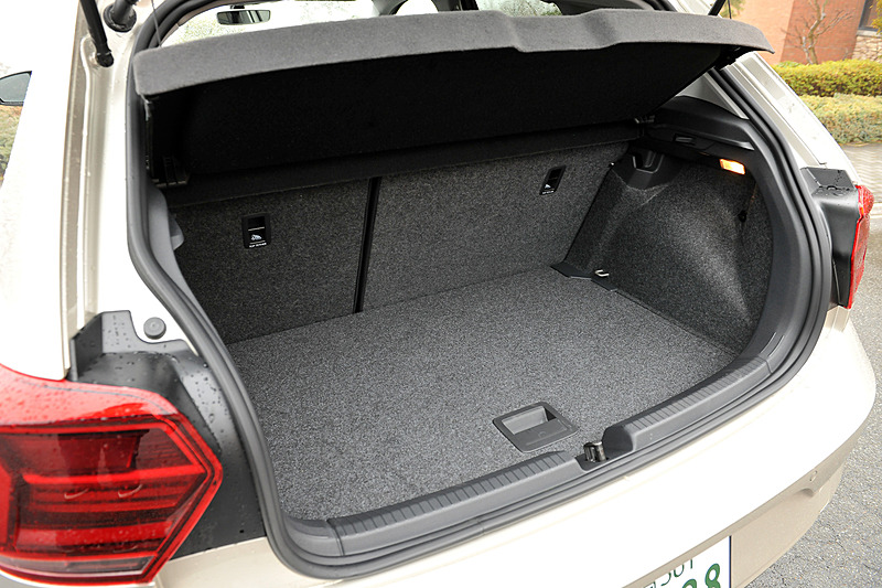 ラゲッジスペースは従来の280Lから351Lに拡大し、実用性が高められた