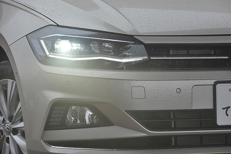 先代から65mm広く、10mm低くなったことでワイド＆ローを強調するスタイリングに仕上がっているのも新型ポロの特徴。HighlineではLEDヘッドライト（オートハイトコントロール機能、LEDポジションランプ付）やフロントフォグランプ、オートライト機能が標準装備される