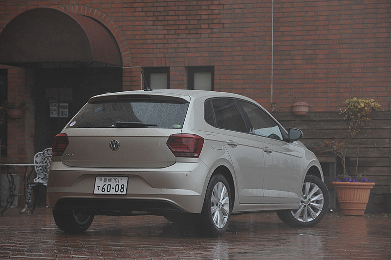 約8年ぶりのフルモデルチェンジとなった新型「ポロ」。撮影車は最上級グレードのHighline（ハイライン）で価格は265万円。ボディサイズは4060×1750×1450mm（全長×全幅×全高）、ホイールベースは2550mm。現行ゴルフと比べ205mm短く、50mm狭く、30mm低いスリーサイズで、ホイールベースも85mm短い