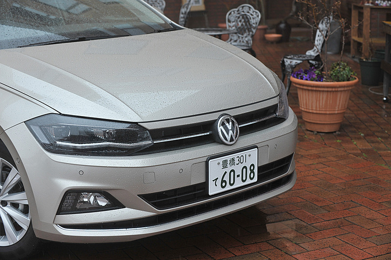 先代から65mm広く、10mm低くなったことでワイド＆ローを強調するスタイリングに仕上がっているのも新型ポロの特徴。HighlineではLEDヘッドライト（オートハイトコントロール機能、LEDポジションランプ付）やフロントフォグランプ、オートライト機能が標準装備される