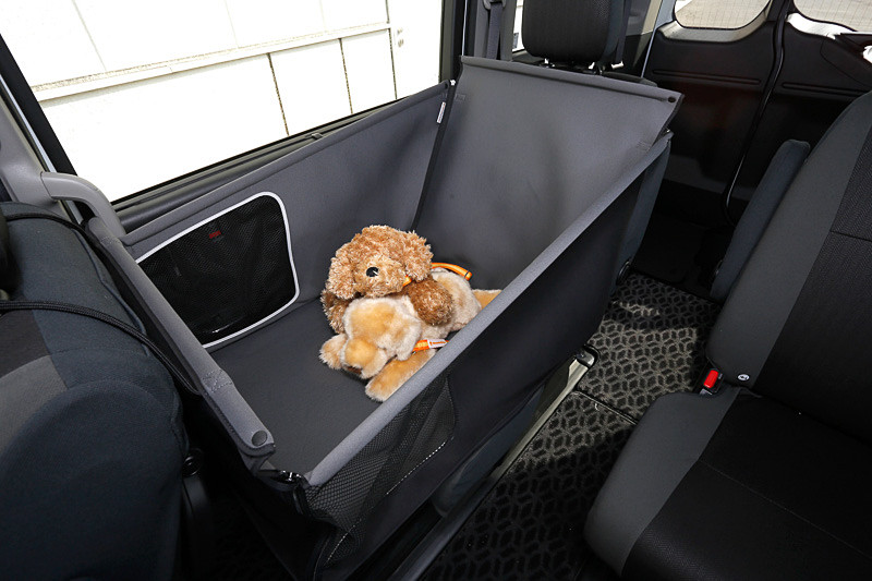 ペットシートサークル（グレー/参考出品）。クルマのリアシートに装着する簡易サークル。床面に板が入っており、25kgまでの中型犬～小型犬の多頭乗車に向いている。パイプとボードを取り出して家庭で洗濯が可能（表面撥水加工）