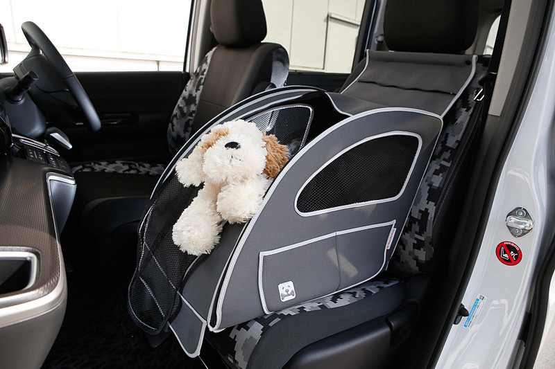 ペットシートプラスわん（グレー/参考出品）。助手席に付けられる小型犬向けの簡易ケージ。メッシュカバーで中のわんこの様子が見えやすく、取り付け/取り外しが簡単。内部にはリードフックが2個付く