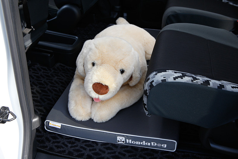 ペットフロアクッション（グレー/参考出品）。低反発ウレタン素材で、後部座席の足下などに敷いてわんこがくつろげるスペースを作る。カバーは家庭で洗濯可能（表面撥水加工）