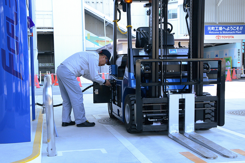 FCフォークリフトの台数増から、工場内に専用の水素ステーションを新設。「工場CO2ゼロチャレンジ」の実現に向け、積極的な水素利用が行なわれている