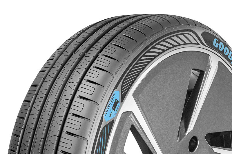 トレッドの細いサイプがこれまでのタイヤよりも広い面積でトレッドゴムの接触を可能にし、ウェット性能や静音性などを高めている