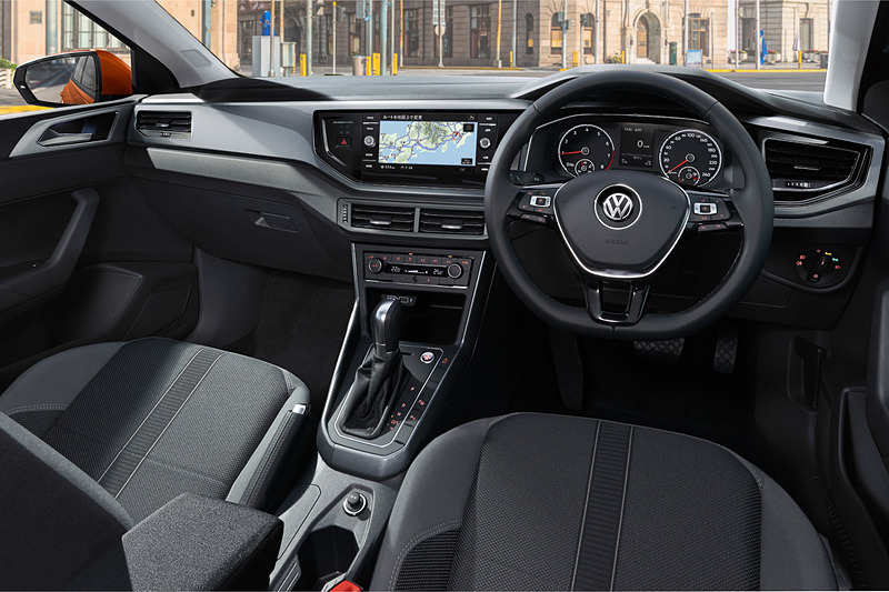 インパネデザインは水平基調に変更され、見やすく扱いやすい高い位置にディスプレイを設定