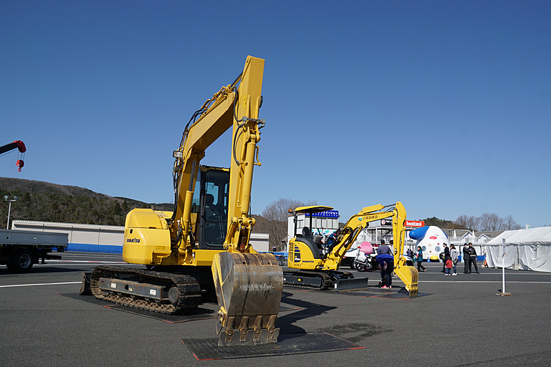 建設車両の展示