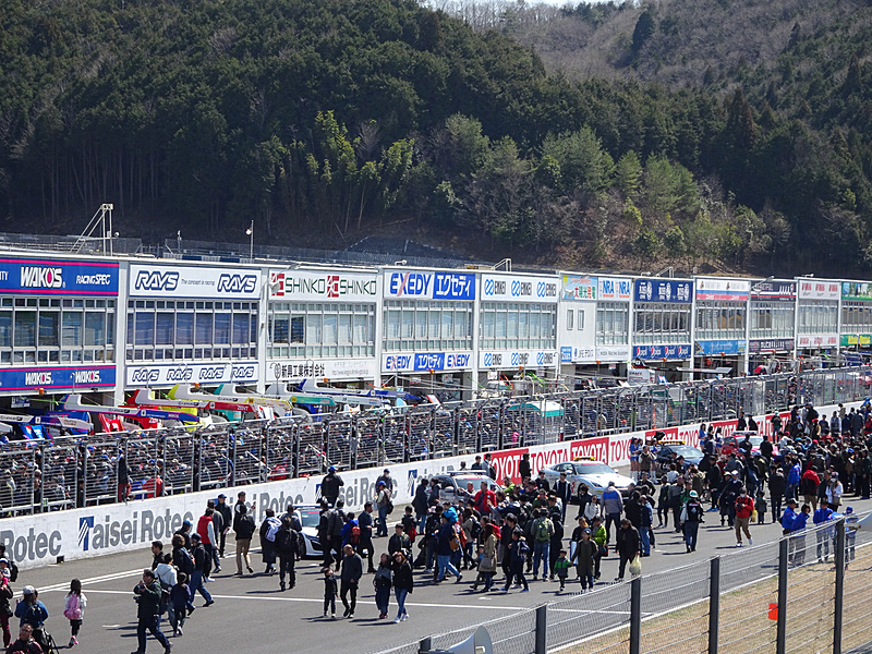 オープンピットの様子。ピットウォークが無料でできるほか、メインストレートにはペースカーが並べられた。