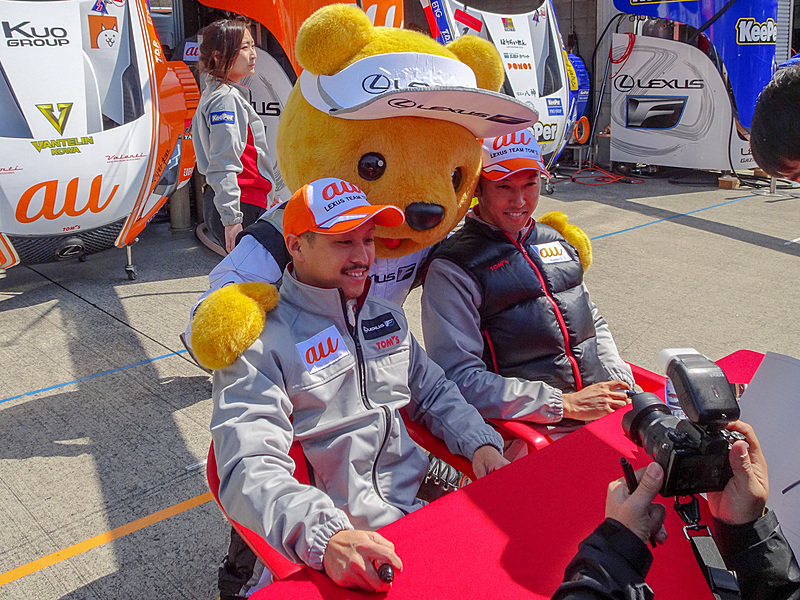 オープンピットにはドライバーも参加して、サイン会なども行なわれている